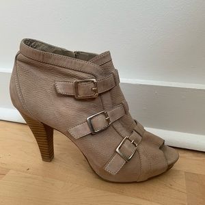 Arturo Chiang never worn peep toe pumps